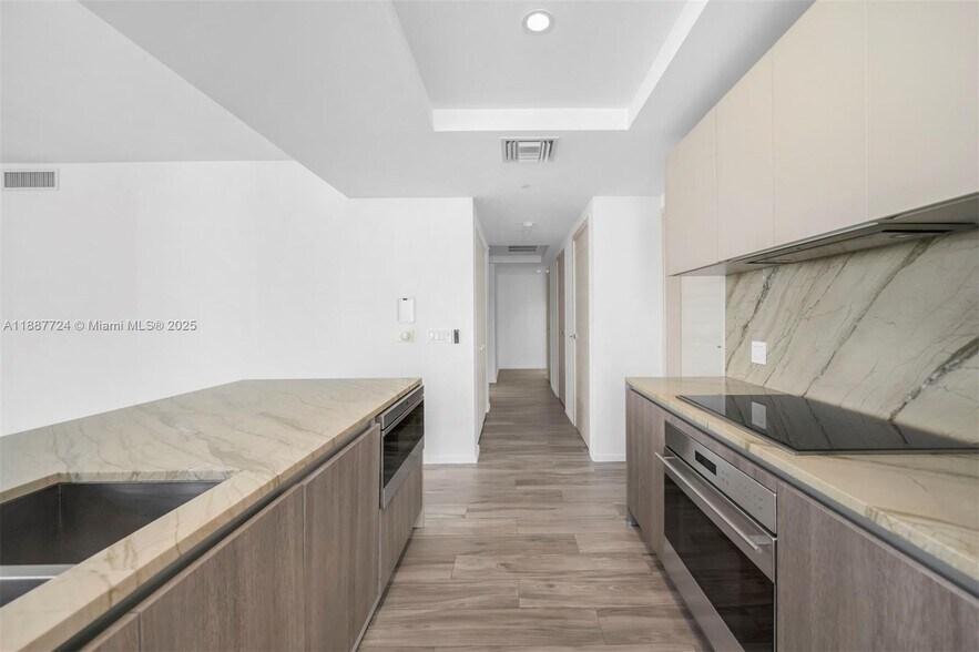 Building Photo - 801 S Miami Ave