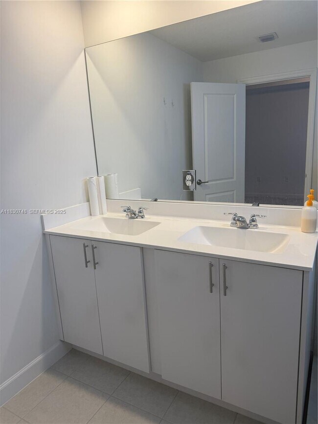 Building Photo - 5145 SW 37th St