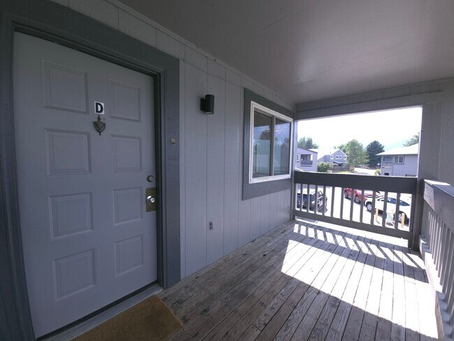 Building Photo - 2 Bedroom Oasis With Covered Parking