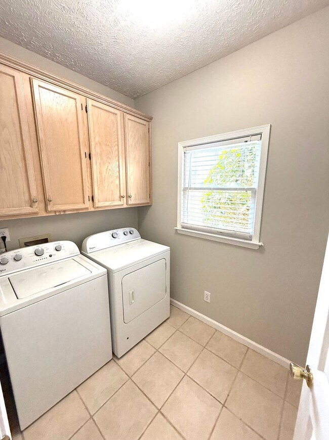 Building Photo - ** 4 bed 2.5 bath located in Sturbridge in...