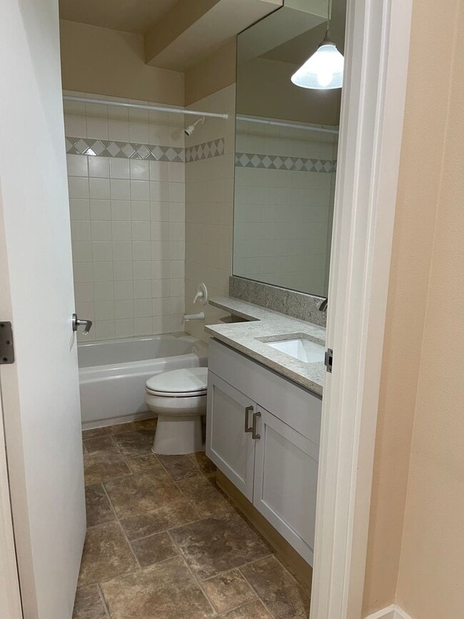 Building Photo - Fantastic Condo in the Heart of Downtown B...