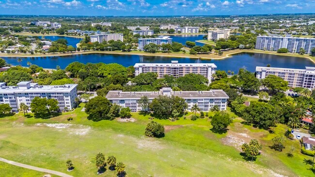 Building Photo - 2800 N Palm Aire Dr