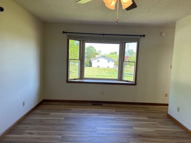 Building Photo - 3 Bedroom / 3 Bath Brick Home - Gray TN