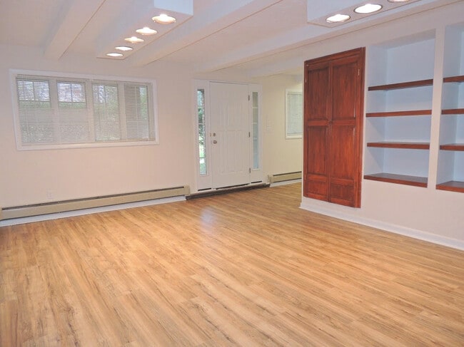 Building Photo - Extraordinary 4 Bedroom 2 Full Bathroom Co...