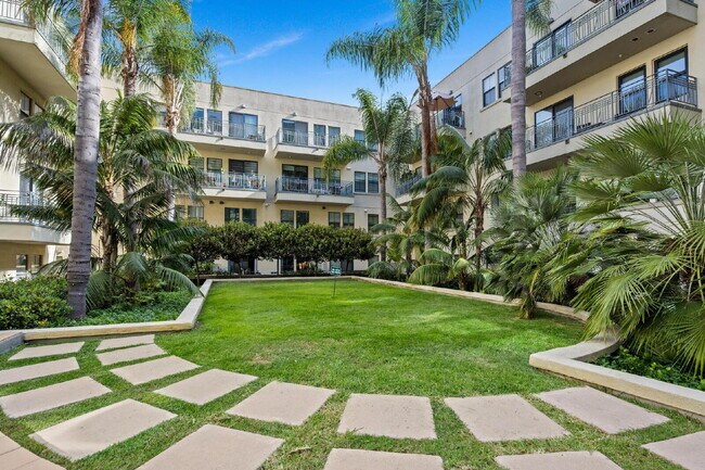 Building Photo - Chic Furnished Loft with Bay Views in the ...