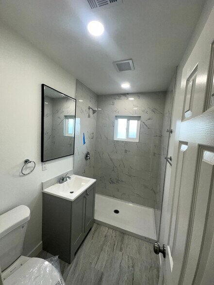 Building Photo - 836 W Olive Ave