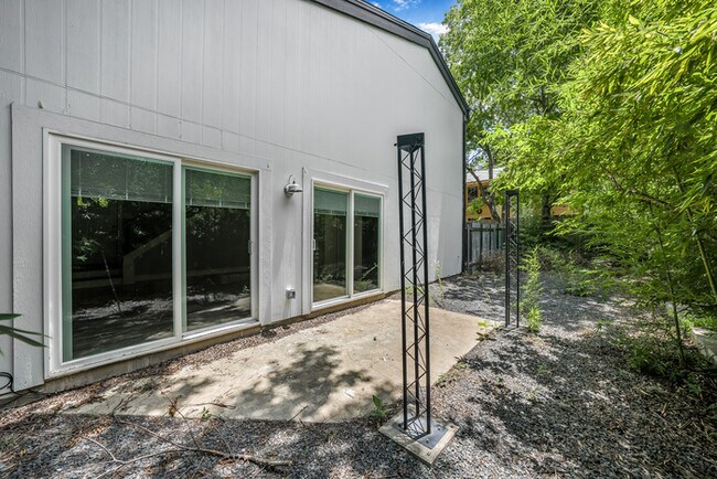 Building Photo - 1913 Lightsey Rd