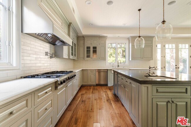 Building Photo - 685 San Lorenzo St