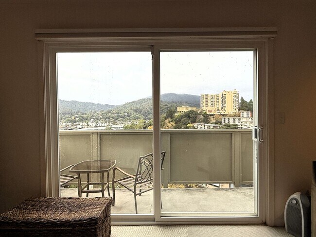 Building Photo - 4 bed, 2.5 bath top floor corner unit cond...