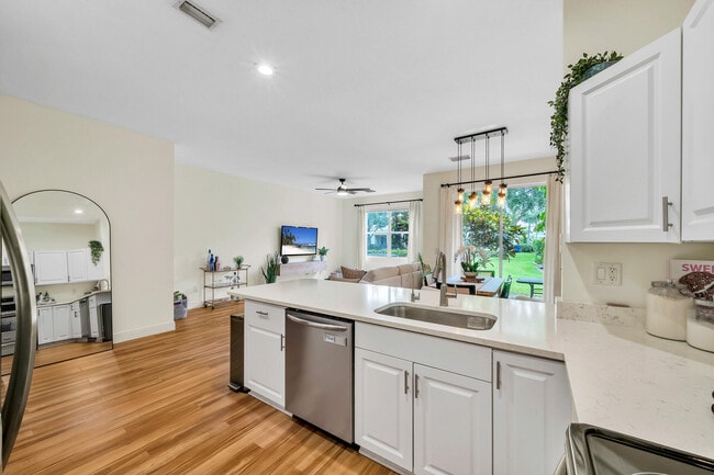 Building Photo - 6086 Seminole Gardens Cir