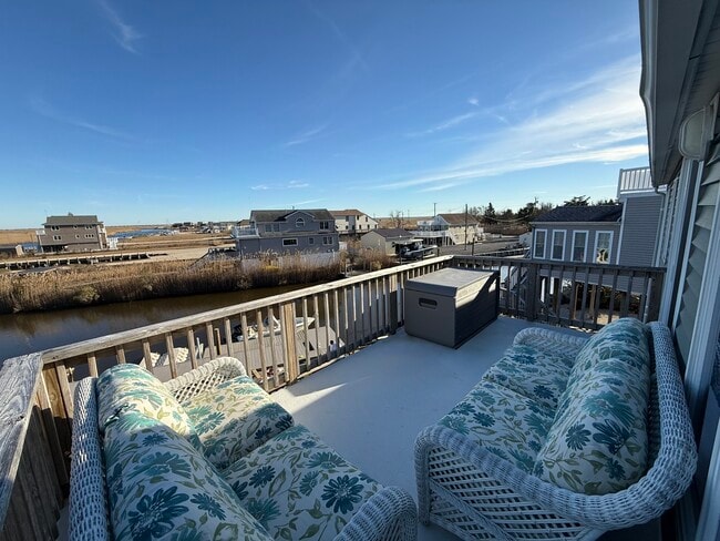 Building Photo - 256 Alley Ave