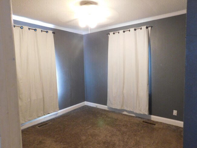 Building Photo - 706 Burns Rd