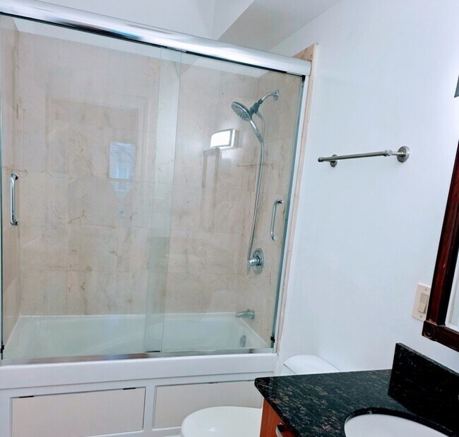 Building Photo - 2544 W Hollywood Ave