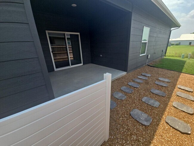 Building Photo - 2143/45 S Thatcher Cir