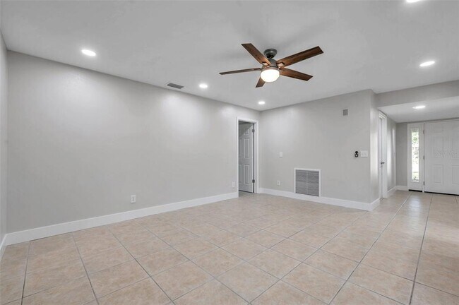 Building Photo - 8789 Maplewood Rd