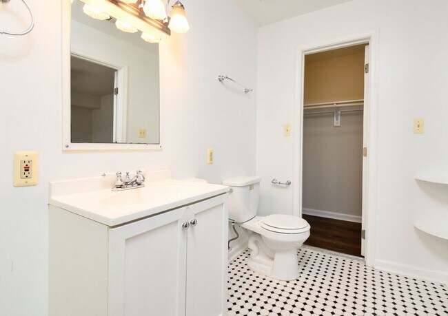 Building Photo - 102 Chesterfield Ln