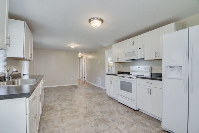 Building Photo - Charming Home in the Heart of Harlem!