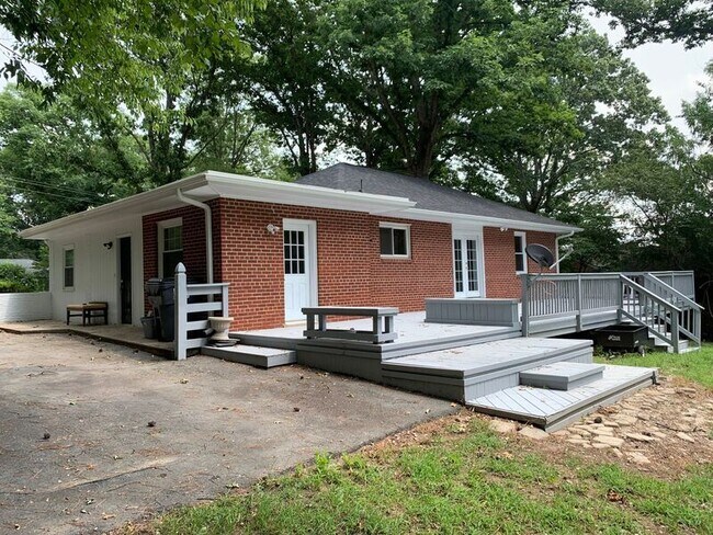 Building Photo - 5631 Swan Dr
