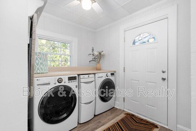 Building Photo - 1807 Sunset Dr