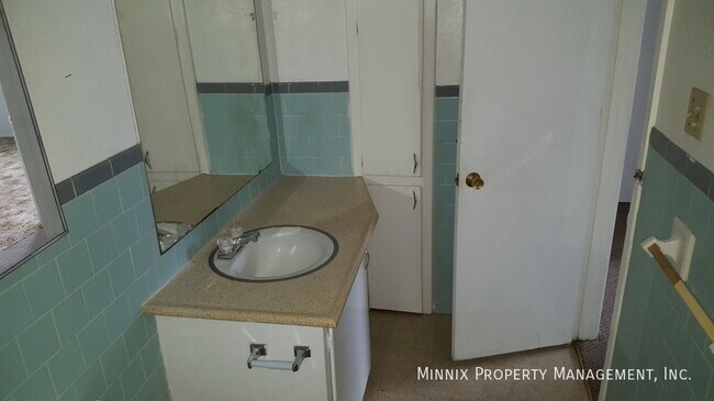 Building Photo - 701 W 4th St