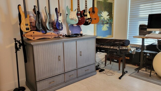 Building Photo - Seasonal only-beautifully renovated downto...