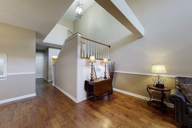 Building Photo - Adorable 3 Bed Townhome Pre-Leasing July 2026!