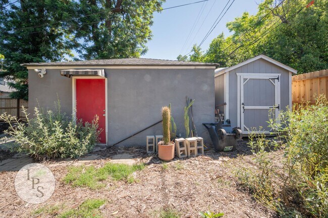 Building Photo - Beautifully Updated Fresno High Home - Walkable to Gazebo Gardens, 3BR/1BA, Partially Furnished