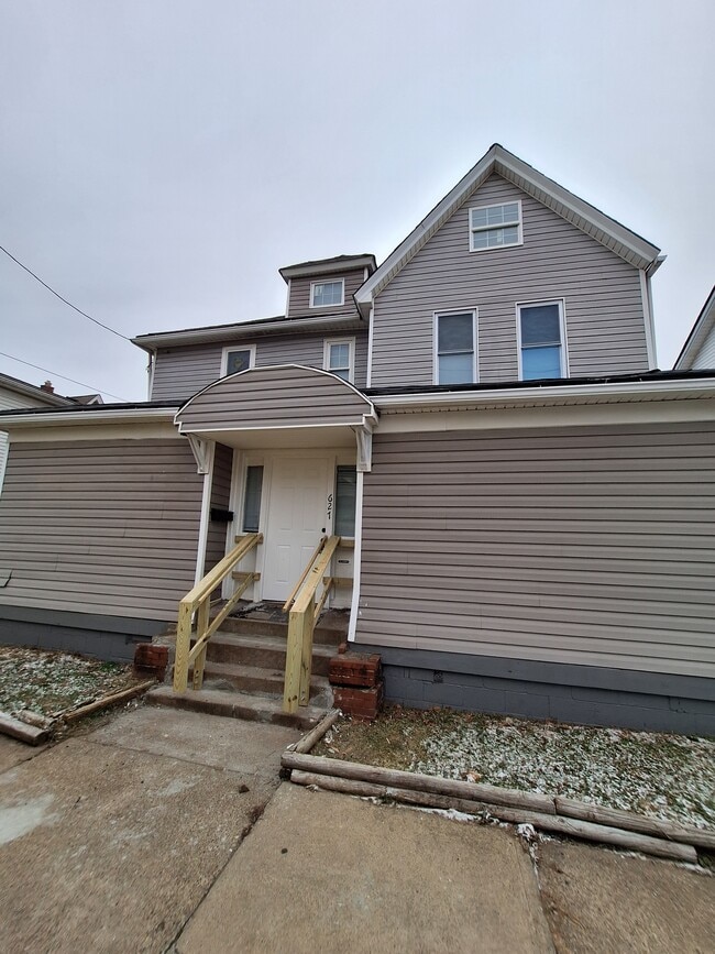 Building Photo - 627 E 2nd Ave