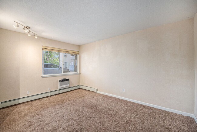 Building Photo - Quiet Ground-Floor Condo in Beautiful Arva...