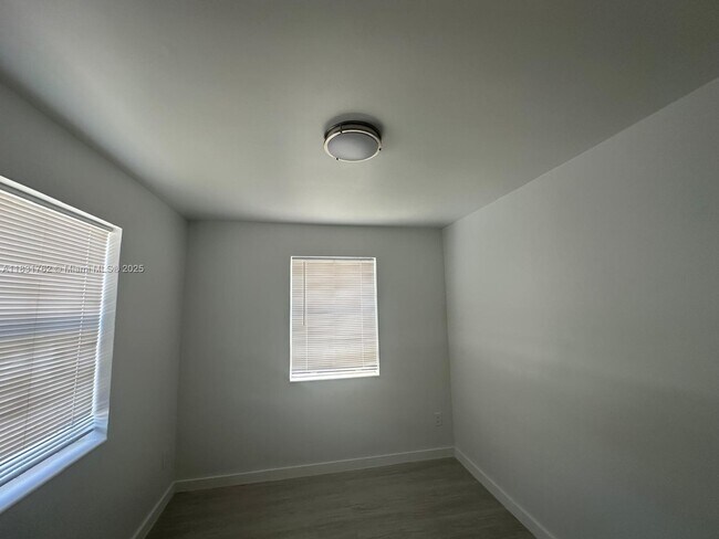 Building Photo - 1754 NE 48th Ct