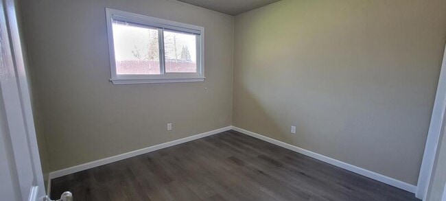 Building Photo - 719 SW Bridge St