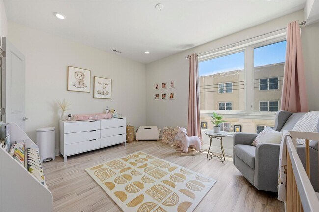 Building Photo - Detached Luxury 4BR/3B Retreat with Skyline Rooftop Deck, Wet Bars, Driveway & Massive Yard