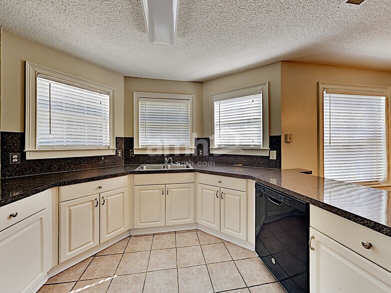 Building Photo - 724 Johnson Ct