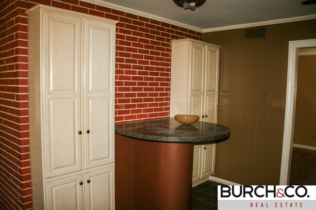 Building Photo - 1515 Kitchen St