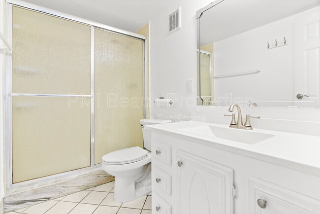 Building Photo - 345 W Laurel Dr