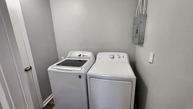 Building Photo - 395 Mineral Rd