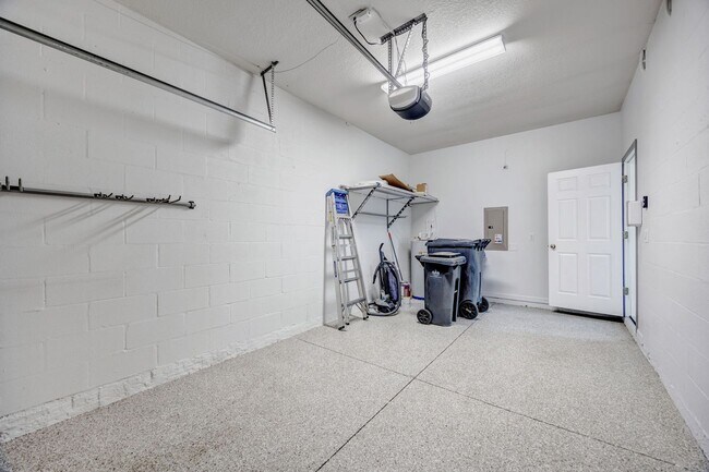 Building Photo - 6705 Holly Health Dr