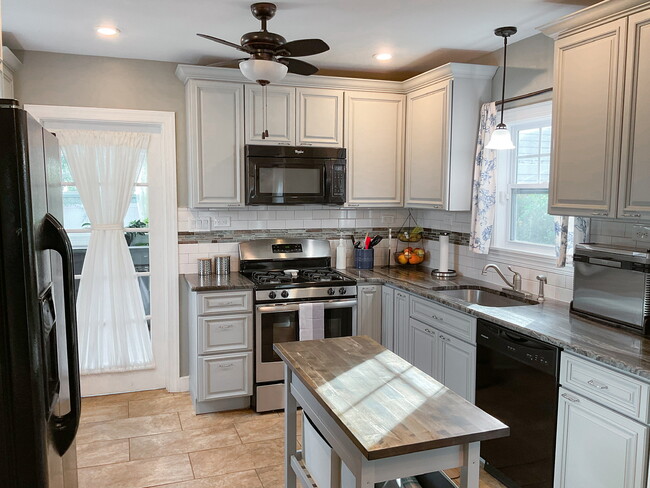 Building Photo - 860 13th Ave S