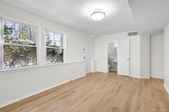 Building Photo - 25 Woodhollow Ln