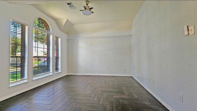 Building Photo - 1805 Oak Hollow Dr W