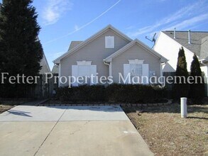 Building Photo - Dazzling Newburgh Home!