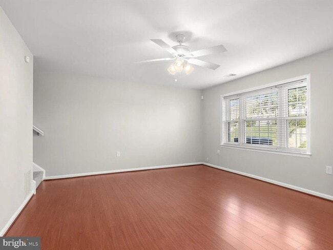 Building Photo - 9075 N Laurel Rd