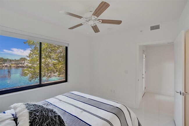 Building Photo - 516 SE 1st Cir