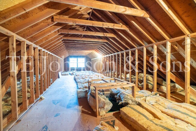 Building Photo - Spacious 5 Bedroom Home in the Heart of Sherwood Forest