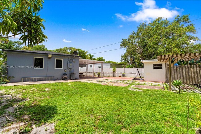 Building Photo - 205 NW 128th St
