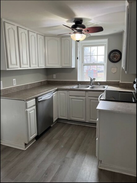 Building Photo - 114 N Brown St