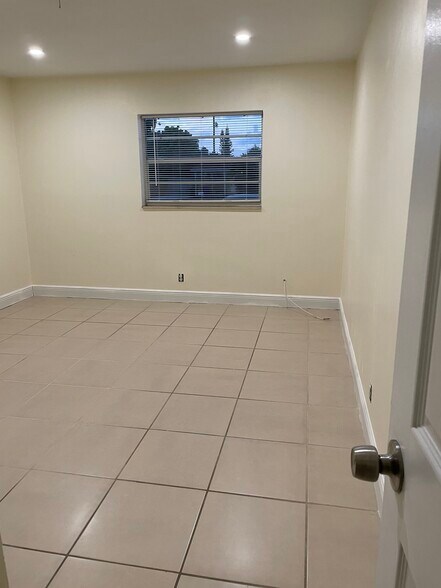 Building Photo - 420 NE 44th St