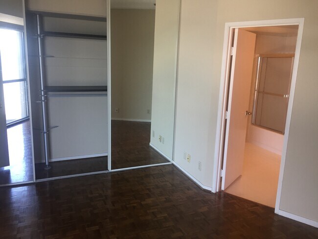 Building Photo - Enjoy sweeping views of the bay and Golden...
