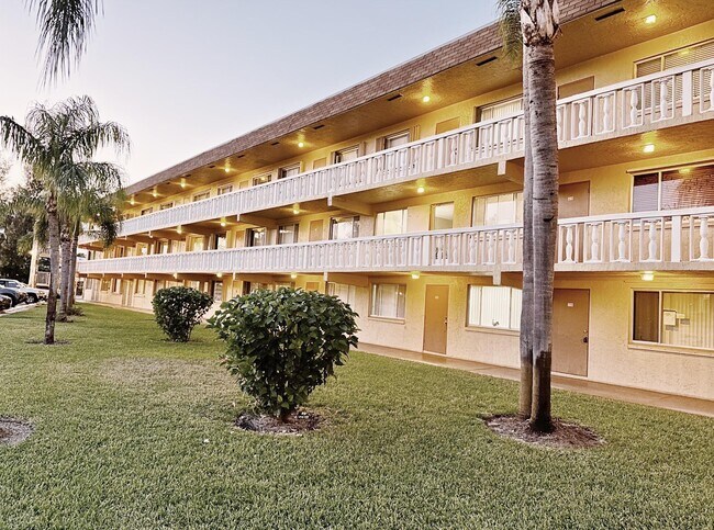 Building Photo - 100 Village Green Cir E