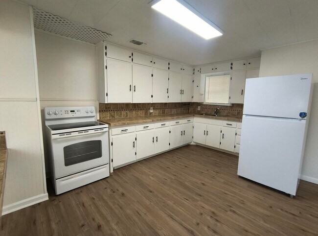 Building Photo - Charming and Spacious 3 bedroom, 2 bath home AVAILABLE NOW!